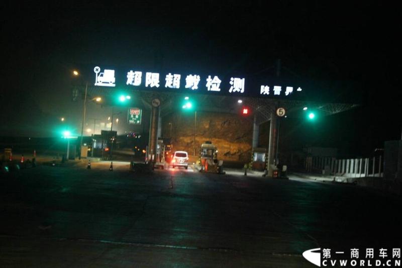 载着爱心疫苗梅赛德斯-奔驰卡车一路奔驰，司机石忠宝和王战利师傅轮流驾驶，车辆不分昼夜，日夜兼程。图为途经陕晋边界的超限超载检测站。