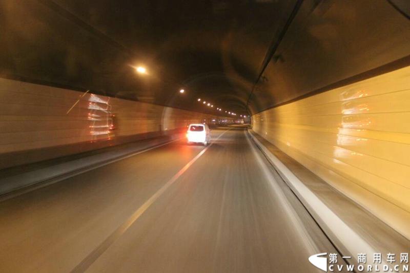 载着爱心疫苗梅赛德斯-奔驰卡车一路奔驰，司机石忠宝和王战利师傅轮流驾驶，车辆不分昼夜，日夜兼程。