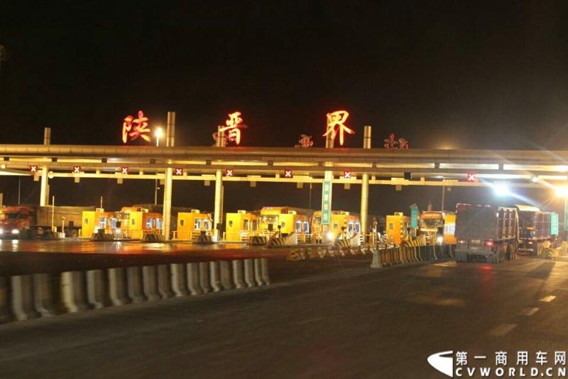 载着爱心疫苗梅赛德斯-奔驰卡车一路奔驰，司机石忠宝和王战利师傅轮流驾驶，车辆不分昼夜，日夜兼程。途经陕晋边界。