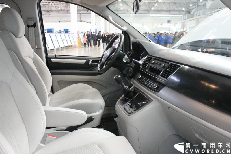 3月21日，上海汽车商用车有限公司在无锡举行成立三周年庆典，首辆上汽大通全领域MPV G10也在无锡生产基地下线。图为大通G10内饰。