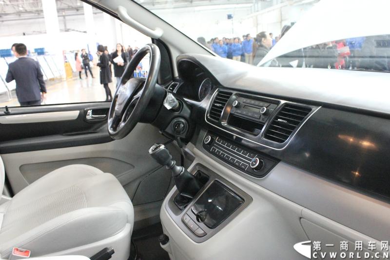 3月21日，上海汽车商用车有限公司在无锡举行成立三周年庆典，首辆上汽大通全领域MPV G10也在无锡生产基地下线。图为大通G10内饰。