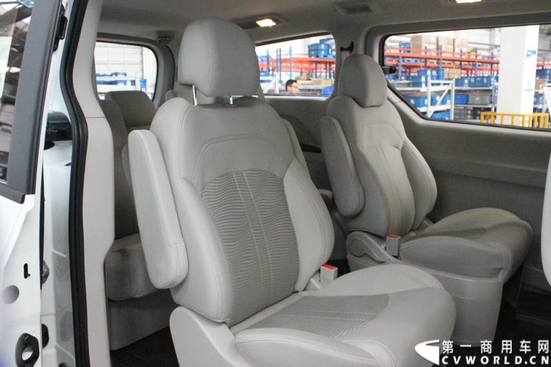 3月21日，上海汽车商用车有限公司在无锡举行成立三周年庆典，首辆上汽大通全领域MPV G10也在无锡生产基地下线。图为大通G10内饰。