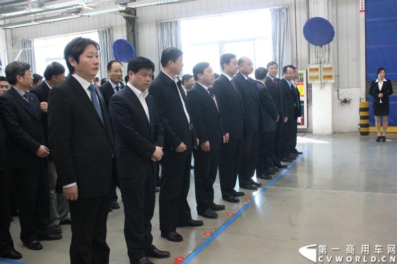 3月21日，上海汽车商用车有限公司在无锡举行成立三周年庆典，首辆上汽大通全领域MPV G10也在无锡生产基地下线。图为下线仪式现场。