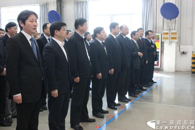 3月21日，上海汽车商用车有限公司在无锡举行成立三周年庆典，首辆上汽大通全领域MPV G10也在无锡生产基地下线。图为下线仪式现场。