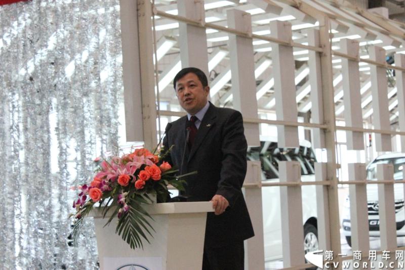 3月21日，上海汽车商用车有限公司在无锡举行成立三周年庆典，首辆上汽大通全领域MPV G10也在无锡生产基地下线。图为上汽大通MAXUS总经理蓝青松致辞。