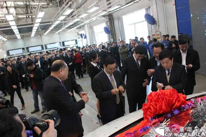 3月21日，上海汽车商用车有限公司在无锡举行成立三周年庆典，首辆上汽大通全领域MPV G10也在无锡生产基地下线。