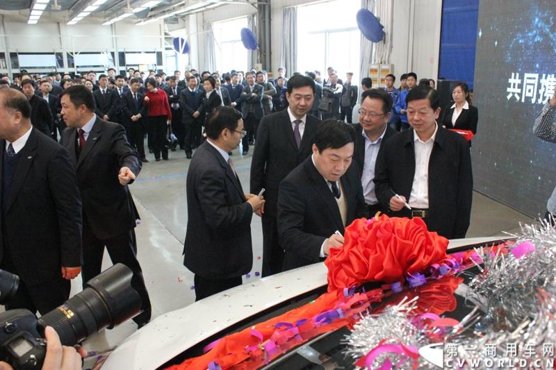 3月21日，上海汽车商用车有限公司在无锡举行成立三周年庆典，首辆上汽大通全领域MPV G10也在无锡生产基地下线。图为嘉宾在首辆下线的G10上签名。