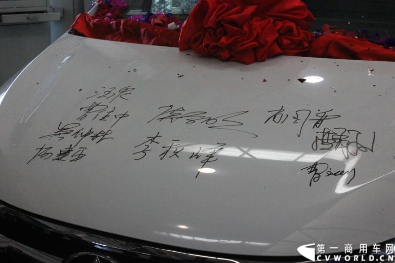 3月21日，上海汽车商用车有限公司在无锡举行成立三周年庆典，首辆上汽大通全领域MPV G10也在无锡生产基地下线。图为嘉宾在首辆下线的G10上签名。