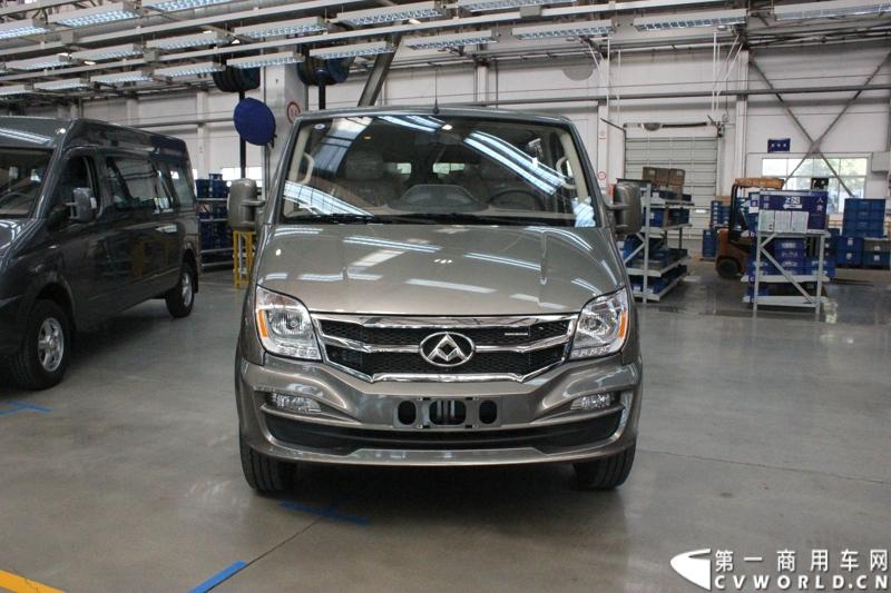 月21日，上海汽车商用车有限公司在无锡举行成立三周年庆典，首辆上汽大通全领域MPV G10也在无锡生产基地下线。图为上汽大通生产线。