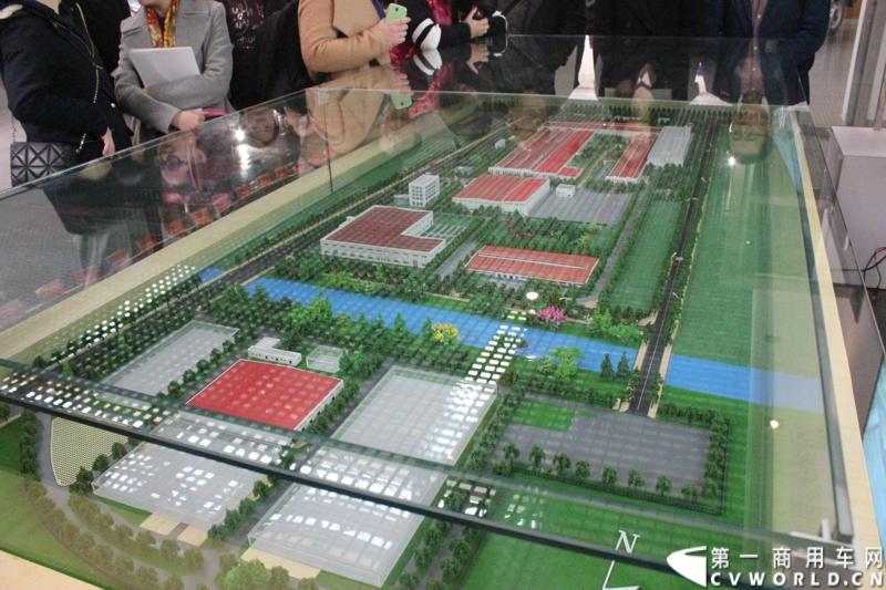 月21日，上海汽车商用车有限公司在无锡举行成立三周年庆典，首辆上汽大通全领域MPV G10也在无锡生产基地下线。图为上汽大通生产基地沙盘图。