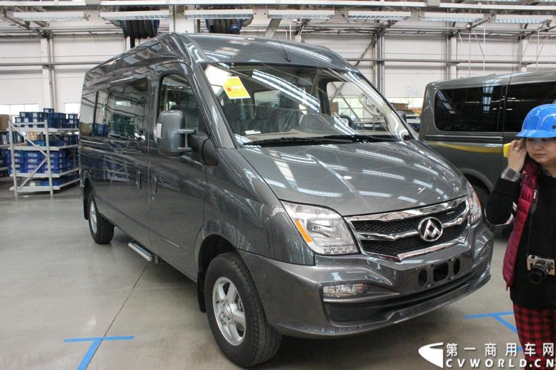 月21日，上海汽车商用车有限公司在无锡举行成立三周年庆典，首辆上汽大通全领域MPV G10也在无锡生产基地下线。图为上汽大通生产线。