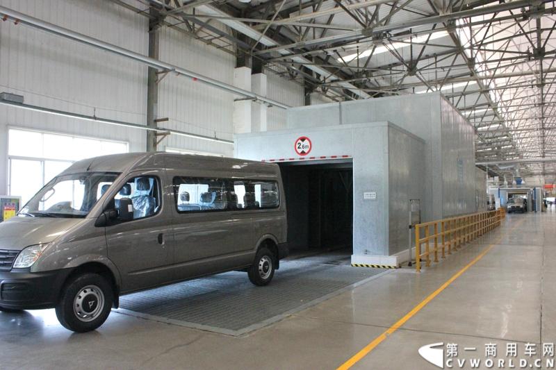 月21日，上海汽车商用车有限公司在无锡举行成立三周年庆典，首辆上汽大通全领域MPV G10也在无锡生产基地下线。图为上汽大通生产线。