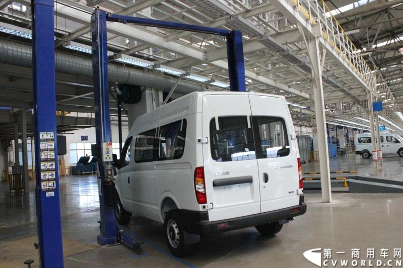 月21日，上海汽车商用车有限公司在无锡举行成立三周年庆典，首辆上汽大通全领域MPV G10也在无锡生产基地下线。图为上汽大通生产线。