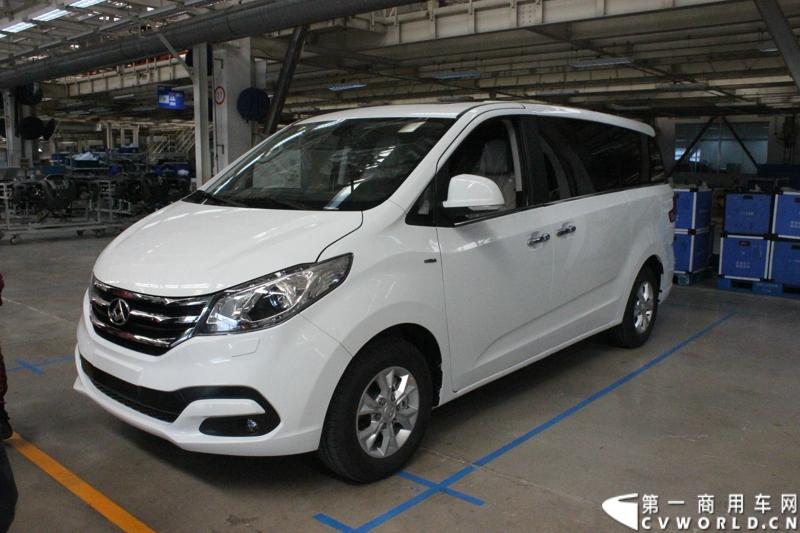 月21日，上海汽车商用车有限公司在无锡举行成立三周年庆典，首辆上汽大通全领域MPV G10也在无锡生产基地下线。图为上汽大通生产线。