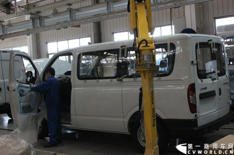 月21日，上海汽车商用车有限公司在无锡举行成立三周年庆典，首辆上汽大通全领域MPV G10也在无锡生产基地下线。图为上汽大通生产线。