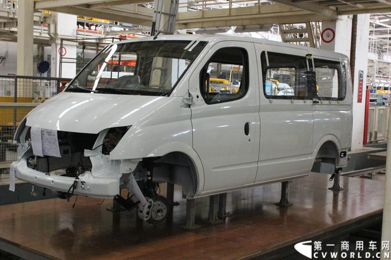 月21日，上海汽车商用车有限公司在无锡举行成立三周年庆典，首辆上汽大通全领域MPV G10也在无锡生产基地下线。图为上汽大通生产线。