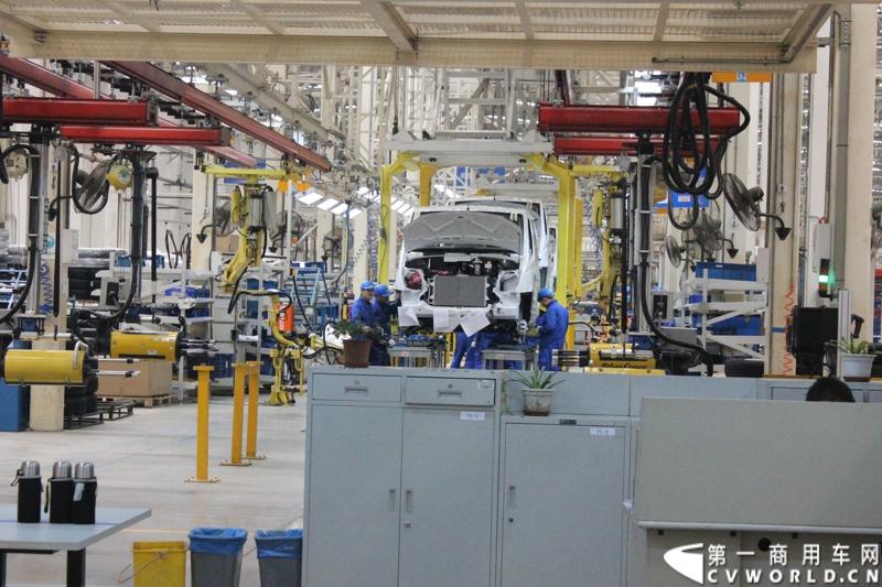 月21日，上海汽车商用车有限公司在无锡举行成立三周年庆典，首辆上汽大通全领域MPV G10也在无锡生产基地下线。图为上汽大通生产线。