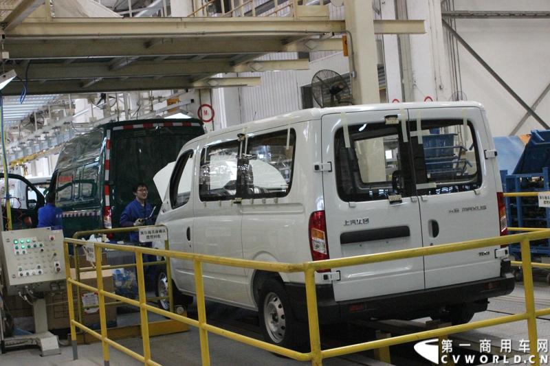 月21日，上海汽车商用车有限公司在无锡举行成立三周年庆典，首辆上汽大通全领域MPV G10也在无锡生产基地下线。图为上汽大通生产线。