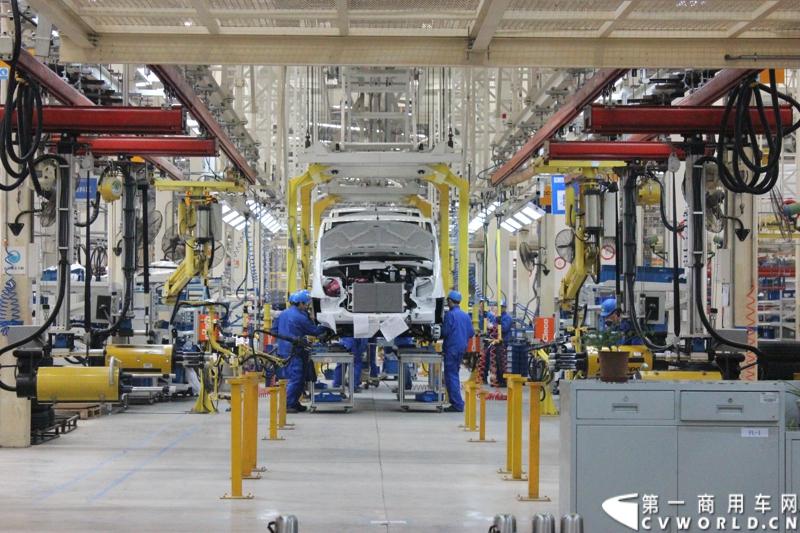 月21日，上海汽车商用车有限公司在无锡举行成立三周年庆典，首辆上汽大通全领域MPV G10也在无锡生产基地下线。图为上汽大通生产线。