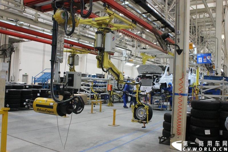 月21日，上海汽车商用车有限公司在无锡举行成立三周年庆典，首辆上汽大通全领域MPV G10也在无锡生产基地下线。图为上汽大通生产线。