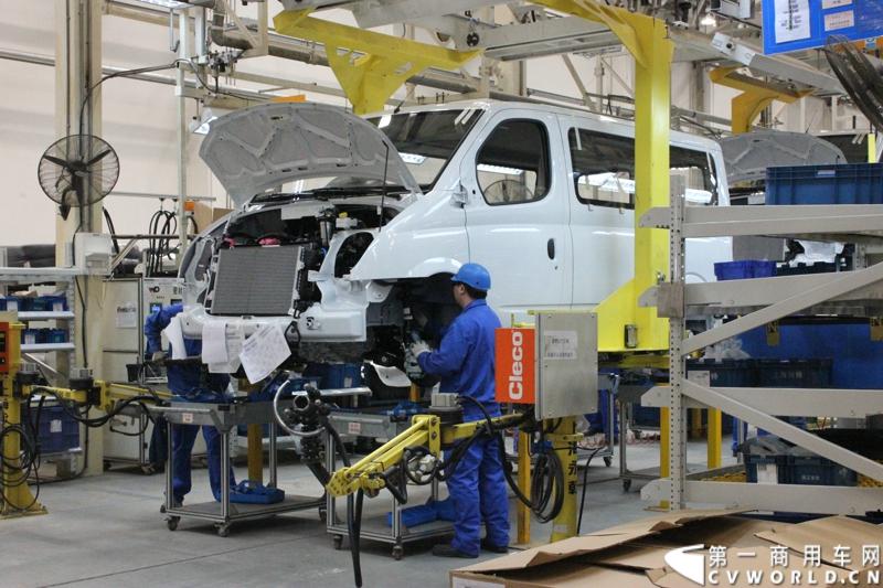 月21日，上海汽车商用车有限公司在无锡举行成立三周年庆典，首辆上汽大通全领域MPV G10也在无锡生产基地下线。图为上汽大通生产线。