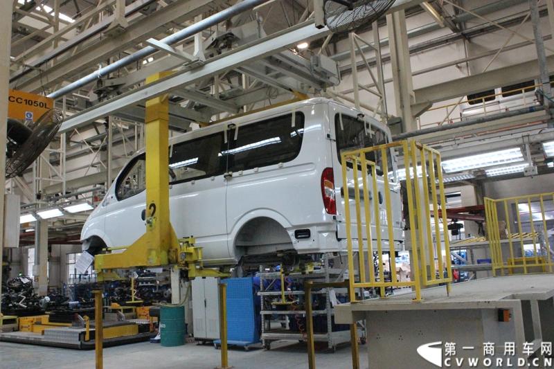 月21日，上海汽车商用车有限公司在无锡举行成立三周年庆典，首辆上汽大通全领域MPV G10也在无锡生产基地下线。图为上汽大通生产线。