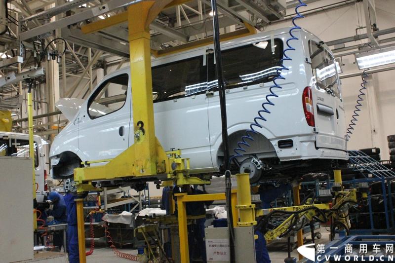 月21日，上海汽车商用车有限公司在无锡举行成立三周年庆典，首辆上汽大通全领域MPV G10也在无锡生产基地下线。图为上汽大通生产线。