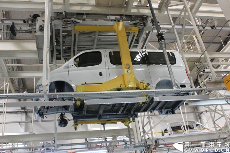 月21日，上海汽车商用车有限公司在无锡举行成立三周年庆典，首辆上汽大通全领域MPV G10也在无锡生产基地下线。图为上汽大通生产线。