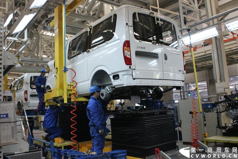 月21日，上海汽车商用车有限公司在无锡举行成立三周年庆典，首辆上汽大通全领域MPV G10也在无锡生产基地下线。图为上汽大通生产线。