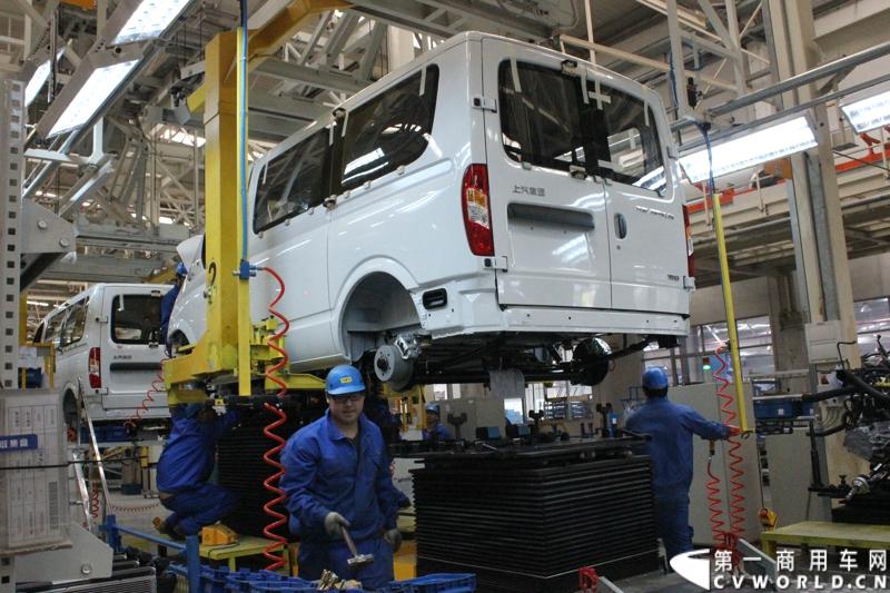 月21日，上海汽车商用车有限公司在无锡举行成立三周年庆典，首辆上汽大通全领域MPV G10也在无锡生产基地下线。图为上汽大通生产线。