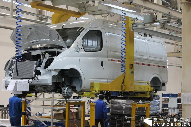 月21日，上海汽车商用车有限公司在无锡举行成立三周年庆典，首辆上汽大通全领域MPV G10也在无锡生产基地下线。图为上汽大通生产线。