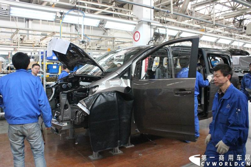 月21日，上海汽车商用车有限公司在无锡举行成立三周年庆典，首辆上汽大通全领域MPV G10也在无锡生产基地下线。图为上汽大通生产线。