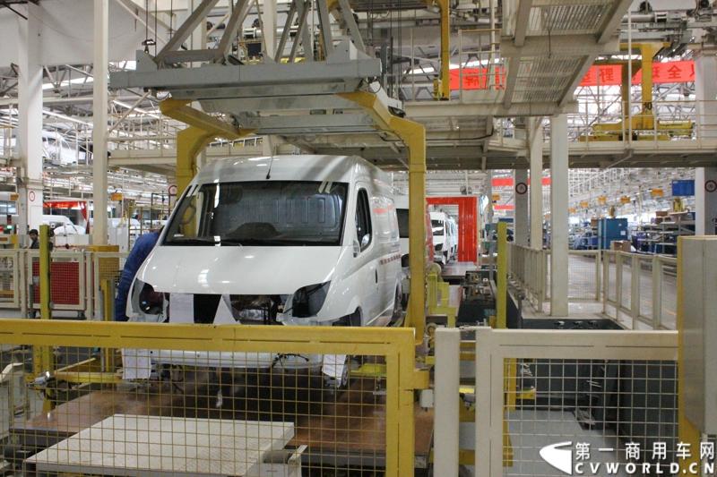 月21日，上海汽车商用车有限公司在无锡举行成立三周年庆典，首辆上汽大通全领域MPV G10也在无锡生产基地下线。图为上汽大通生产线。
