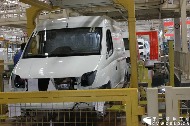 月21日，上海汽车商用车有限公司在无锡举行成立三周年庆典，首辆上汽大通全领域MPV G10也在无锡生产基地下线。图为上汽大通生产线。