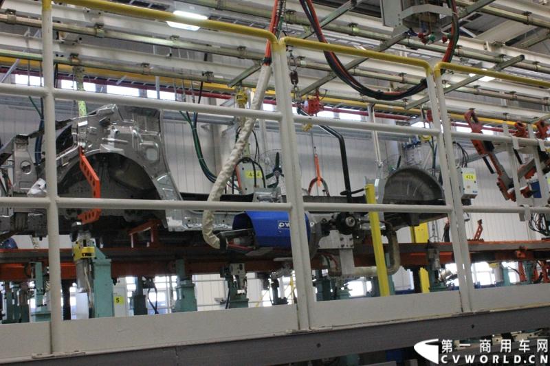 月21日，上海汽车商用车有限公司在无锡举行成立三周年庆典，首辆上汽大通全领域MPV G10也在无锡生产基地下线。图为上汽大通生产线。