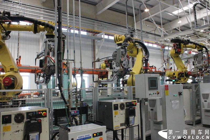 月21日，上海汽车商用车有限公司在无锡举行成立三周年庆典，首辆上汽大通全领域MPV G10也在无锡生产基地下线。图为上汽大通生产线。