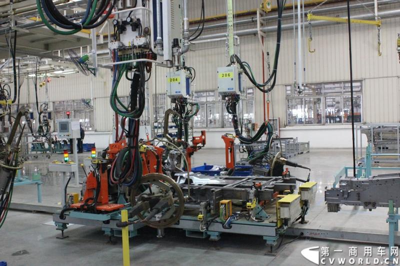 月21日，上海汽车商用车有限公司在无锡举行成立三周年庆典，首辆上汽大通全领域MPV G10也在无锡生产基地下线。图为上汽大通生产线。