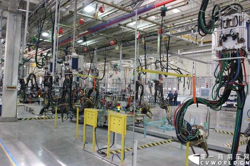 月21日，上海汽车商用车有限公司在无锡举行成立三周年庆典，首辆上汽大通全领域MPV G10也在无锡生产基地下线。图为上汽大通生产线。