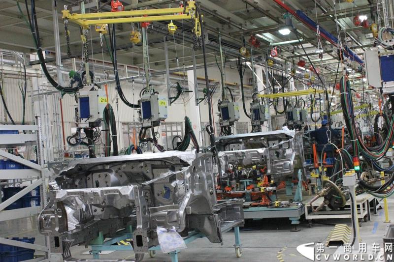 月21日，上海汽车商用车有限公司在无锡举行成立三周年庆典，首辆上汽大通全领域MPV G10也在无锡生产基地下线。图为上汽大通生产线。