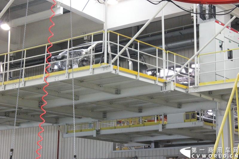 月21日，上海汽车商用车有限公司在无锡举行成立三周年庆典，首辆上汽大通全领域MPV G10也在无锡生产基地下线。图为上汽大通生产线。