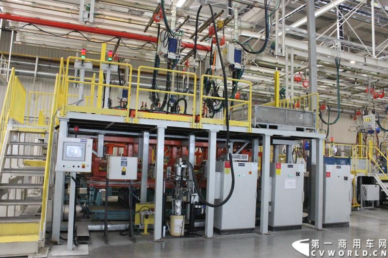 月21日，上海汽车商用车有限公司在无锡举行成立三周年庆典，首辆上汽大通全领域MPV G10也在无锡生产基地下线。图为上汽大通生产线。