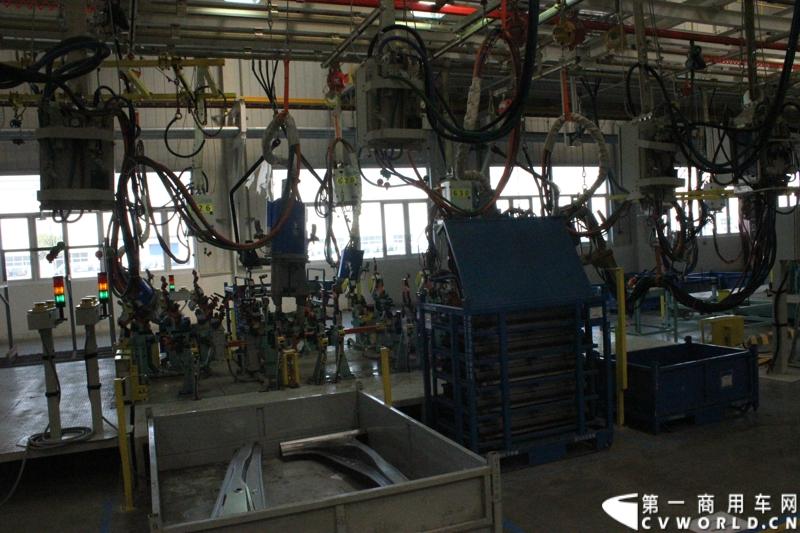 月21日，上海汽车商用车有限公司在无锡举行成立三周年庆典，首辆上汽大通全领域MPV G10也在无锡生产基地下线。图为上汽大通生产线。