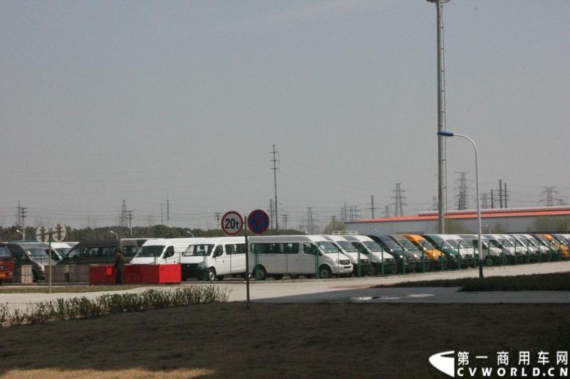 月21日，上海汽车商用车有限公司在无锡举行成立三周年庆典，首辆上汽大通全领域MPV G10也在无锡生产基地下线。图为上汽大通生产线。