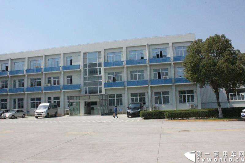 月21日，上海汽车商用车有限公司在无锡举行成立三周年庆典，首辆上汽大通全领域MPV G10也在无锡生产基地下线。图为上汽大通生产线。