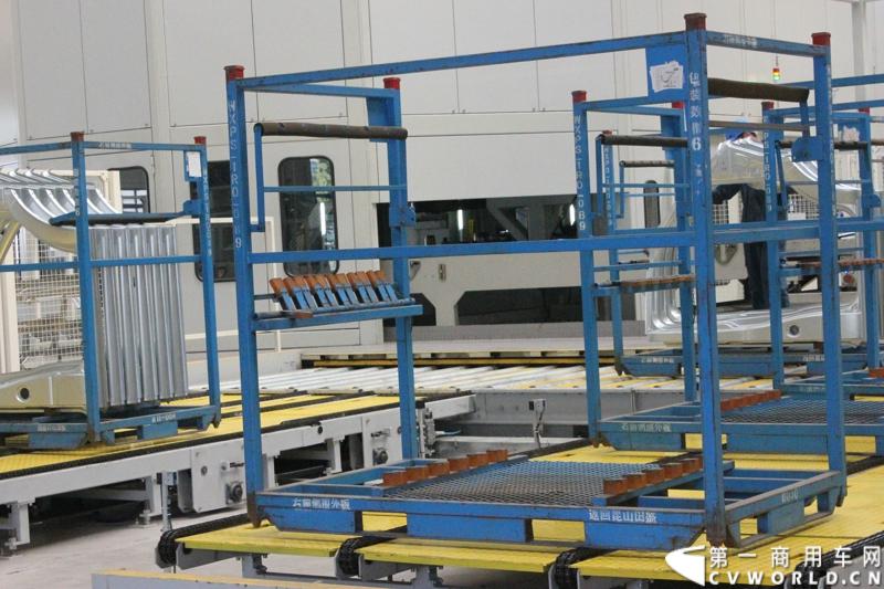 月21日，上海汽车商用车有限公司在无锡举行成立三周年庆典，首辆上汽大通全领域MPV G10也在无锡生产基地下线。图为上汽大通生产线。