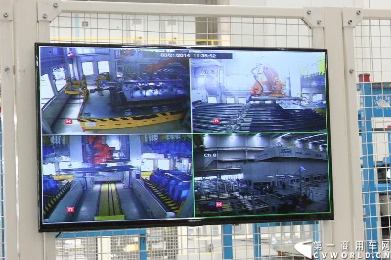 月21日，上海汽车商用车有限公司在无锡举行成立三周年庆典，首辆上汽大通全领域MPV G10也在无锡生产基地下线。图为上汽大通生产线。