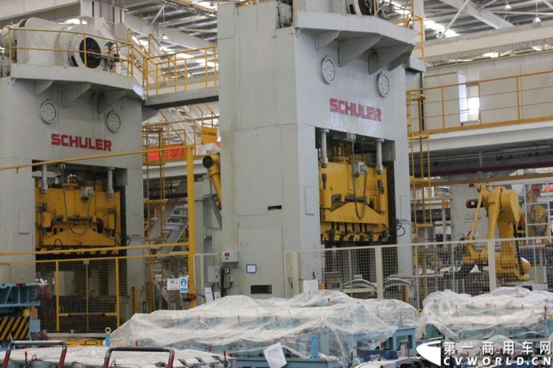 月21日，上海汽车商用车有限公司在无锡举行成立三周年庆典，首辆上汽大通全领域MPV G10也在无锡生产基地下线。图为上汽大通生产线。