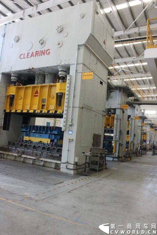 月21日，上海汽车商用车有限公司在无锡举行成立三周年庆典，首辆上汽大通全领域MPV G10也在无锡生产基地下线。图为上汽大通生产线。