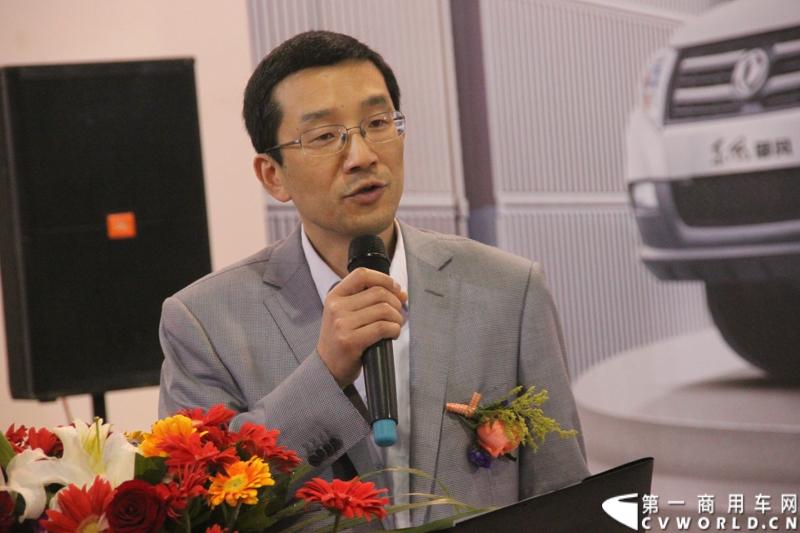 3月29日，东风御风全新的高效物流车——“御利宝”在浙江义乌上市。此次上市的东风御风“御利宝”，排量为2.5T，是一款专门针对城市物流行业以及中小企业主使用需求特别定制推出的高效物流车，价位介于13.28万-15.98万元。图为东风御风销售公司总经理熊伟致辞。