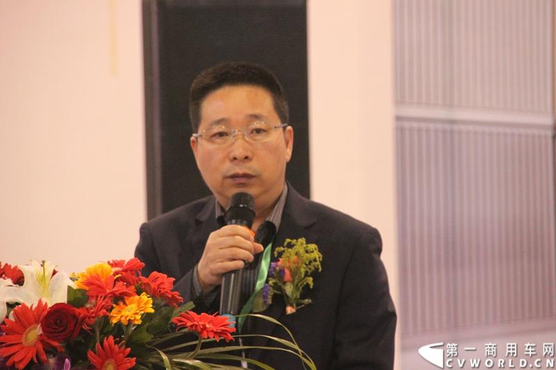 3月29日，东风御风全新的高效物流车——“御利宝”在浙江义乌上市。此次上市的东风御风“御利宝”，排量为2.5T，是一款专门针对城市物流行业以及中小企业主使用需求特别定制推出的高效物流车，价位介于13.28万-15.98万元。图为东风御风义乌当地经销商致辞。